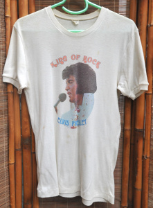 Lot 15 - Vintage c1970 80s Elvis Presley T-Shirt - King of Rock - medium size, s