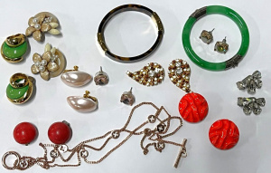 Lot 63 - Costume jewellery incl Jadeite bangle, Mimco bracelet, studs, Korrs ban