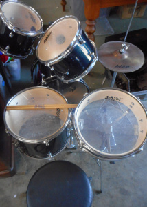 Lot 74 - Ashton Kids Drum Kit with LA Special 7A hickory drumsticks