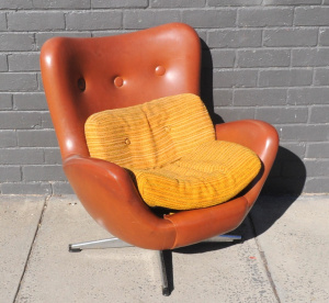Lot 116 - Retro 1970s MCM Arm Chair - Brown Vinyl Winged Back, swivel, 3 x butto