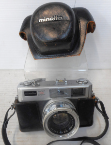 Lot 201 - Vintage Minolta HI-MATIC 11 SUPER 3 CIRCUIT Camera 1969 in leather cas