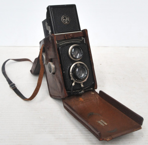 Lot 206 - Vintage 1930s Rolleicord Twin Reflex Film Camera w Leather Carry Case