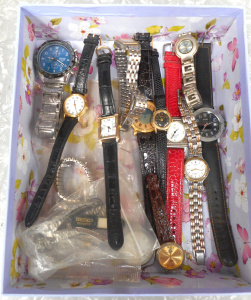 Lot 251 - Group lot Vintage and Modern Mens and Ladies Watches and bands, incl S