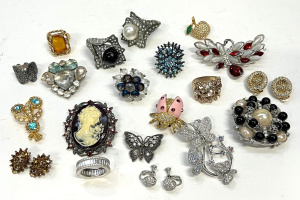Lot 292 - Grp costume Jewellery - bling, diamante, brooches, beetle, butterfly b