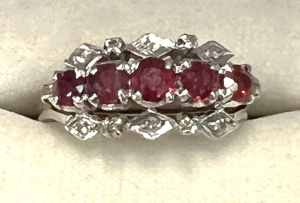 Lot 324 - Ladies 18ct white gold Ring - 5 claw set rubies between two rows each