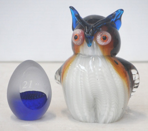 Lot 353 - 2 x pieces Art Glass - Owl figure w feathered Glass Body + Rikaro '21'