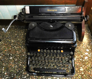 Lot 3 - Vintage Remington Noiseless Typewriter - Model 10, good cond