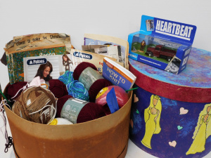 Lot 93 - Hat Box & contents inc Knitting Yarn & needles, How to Knit Boo