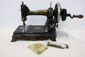 Lot 153 - Vintage Small Sized White 'PEERLESS' Sewing Machine - incl Needles , e
