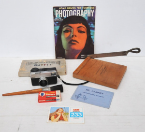 Lot 212 - Lot of Vintage Photography Items incl Vintage Kodak Instamatic 233 Cam