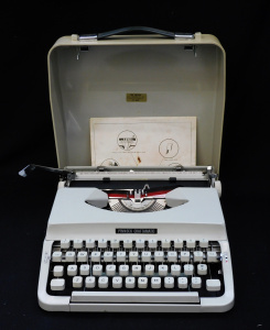 Lot 254 - Vintage Japanese Pinnock Craftmatic Portable Typewriter
