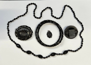 Lot 313 - Group Victorian carved jet Mourning jewellery - 2 brooches (1 af), nec