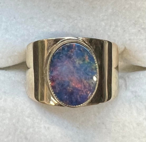 Lot 322 - 9ct ygold black Opal ring - wide band, raised rubbed in setting - TW a