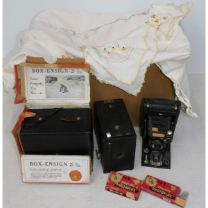 Lot 32 - Box lot - Vintage Cameras & Napery - Kodak Number 1 Junior Bellows