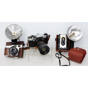 Lot 255 - Group lot - Vintage Cameras - Praktica PL Nova 1 w Hanimar 66610 Telep