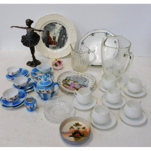 Lot 262 - Mixed Group lot inc Japanese fine porcelain miniature teaset & egg