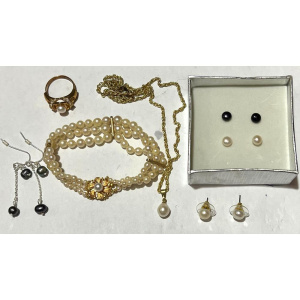 Lot 267 - Group mainly cultured pearl costume jewellery - rings, bracelet, penda