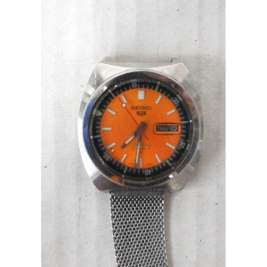 Lot 282 - Vintage c1970s Mens Seiko 5 Sports Automatic Watch - Orange face, day