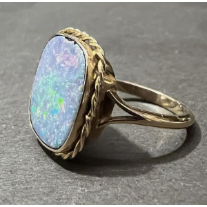 Lot 288 - 9ct gold Opal ring - TW 3 6grms