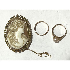Lot 289 - 3 x pces 9ct gold jewellery - large c1900 Cameo brooch, small band &a