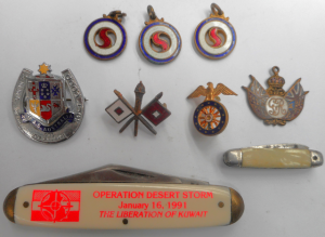 Mixed group lot medals and pocket knives, incl HMAS Australia badge, Pocket knif