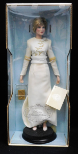 Boxed Diana Prince of Wales Porcelain Portrait doll by Franklin Mint 17 L