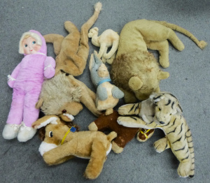 Lot 25 - Box lot of assorted Vintage Soft Toys inc, pyjama case lion, flirty eye