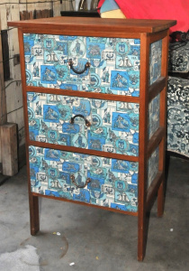 Lot 101 - Vintage Wooden The Drawer Blouse Chest w Blue 70s Pattern to Drawers -