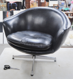 Lot 107 - Retro 1960-70s Black Vinyl Swivel Pod Chair in the style of Overman -