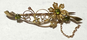 Lot 300 - c1900 9ct gold floral Brooch set with seed pearls & peridots - TW