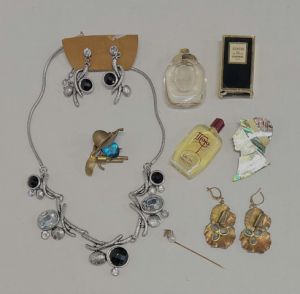 Group costume jewellery incl Brooches, earrings, necklace, sample perfume etc
