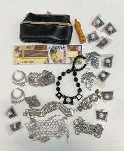 Qty mainly costume jewellery incl Chuncky white metal bracelets, black faux pear