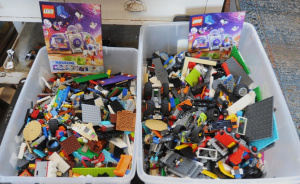 Lot 32 - 2 x Tubs of Mixed Assorted Modern LEGO Pieces & Vehicles incl Basep