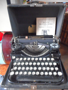 Lot 117 - Vintage 1920s Underwood Standard Portable Typewriter in Travel Case wi