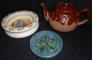 Lot 262 - Group ceramics, incl Betty McLaren dish, Bendigo Pottery Tea-Pot, Bunn