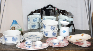 Box lot of inc Portmeiron Pottery Blue & White cookware, 3 sectioned folding