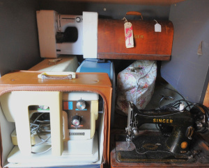 Lot 26 - 5 x Vintage Cased Sewing Machines incl Singer, Janome