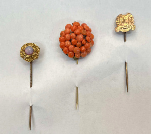 Lot 300 - 3 x vintage Stickpins incl 9ct gold shield, Amethyst cabochon & co