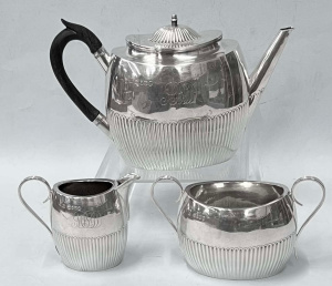 3 pce SSilver Tea service - London 1881 Wm Hutton & Sons - TW 735 grms