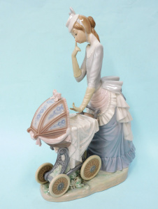 Lot 316 - Large vintage Lladro figure - Babies First Outing, Model 4938 Retired