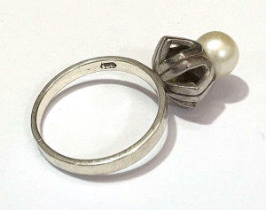 18ct white gold high set pearl ring - TW 3 6grms