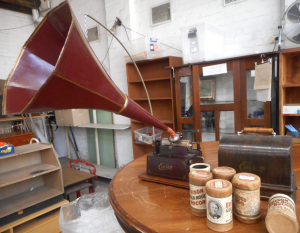 Edison Cylinder Phonograph player with horn and 6 x Cylinders in working conditi