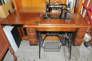 Lot 26 - Vintage Singer Model 27 Sewing Machine