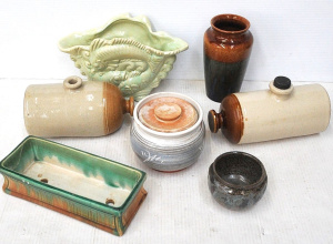 Lot 104 - Group lot of Australian Pottery inc Phyl Dunn, 1930s Regal Mashman vas