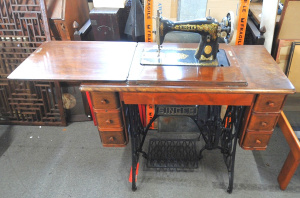 Lot 7 - Vintage Singer Sewing machine in Treadle Cabinet w 3 drawers down each s