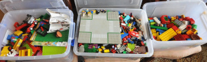 Lot 44 - Large lot 3 x plastic Tubs Vintage & Modern LEGO & Duplo - Heap