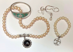 Lot 252 - Group jewellery - silver freshwater pearl necklace & bracelet with