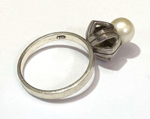 Lot 259 - Sterling Silver high set pearl ring