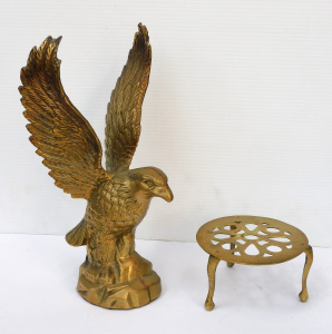 Lot 11 - 2 pces vintage brass inc Heavy Eagle figure 31cm H & tri footed tri