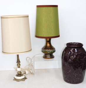 Lot 87 - 3 pces inc Mid Century Lamp Lustre base with green block band and green